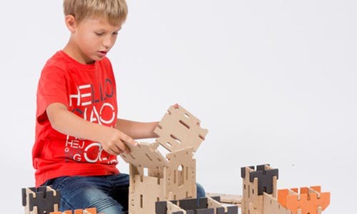 enfant qui construit un château ardennes toys