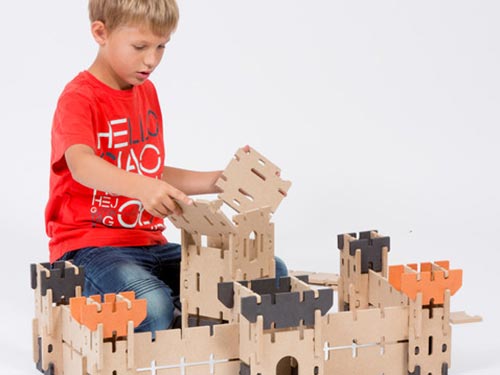 enfant qui construit un château ardennes toys